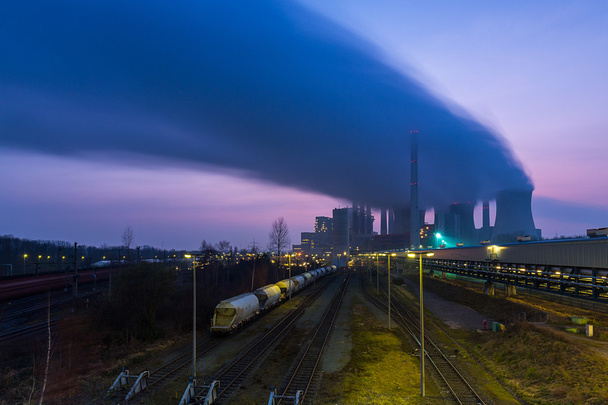 uhelnou elektrárnu při západu slunce - Fotografie, Obrázek