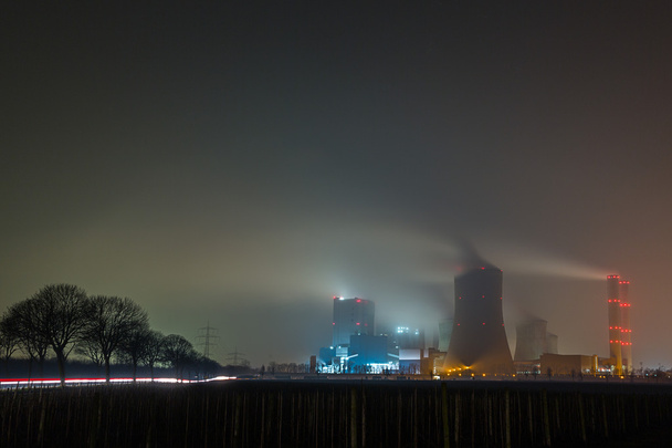 Centrale elettrica a carbone appannato di notte
 - Foto, immagini