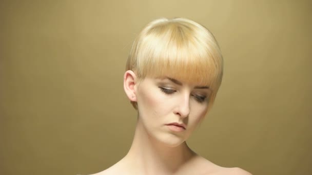 Σύντομη μαλλιά ξανθιά γυναίκα σε κοντινό πλάνο - Πλάνα, βίντεο