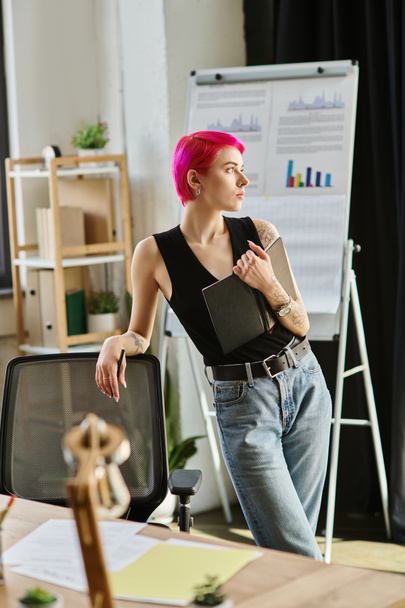 atraente mulher de negócios pensativa em traje urbano com notas desviando o olhar com gráficos em pano de fundo - Foto, Imagem