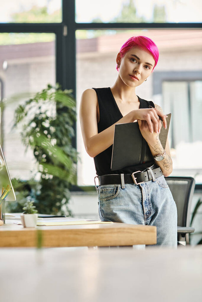 junge schöne Geschäftsfrau mit rosa Haaren im urbanen Outfit hält Geldscheine in der Hand und blickt in die Kamera - Foto, Bild