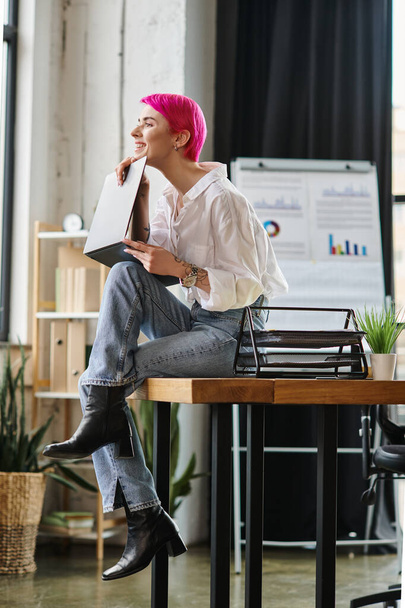 mujer hermosa alegre en camisa blanca y pantalones vaqueros sentado con el ordenador portátil en las rodillas, concepto de negocio - Foto, imagen