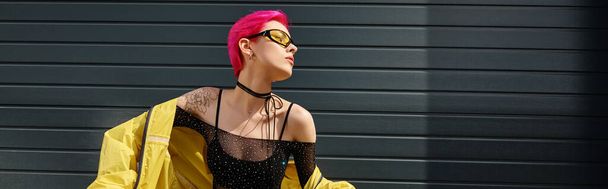 Viettelevä nainen vaaleanpunaiset hiukset ja tatuointi poseeraa aurinkolasit ja trendikäs katuvaatteet, banneri - Valokuva, kuva