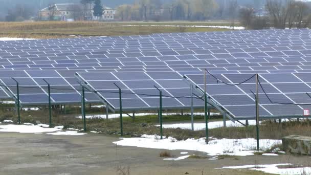 Video Set: Paneles solares en invierno. Planta solar en invierno en un día nublado.  - Imágenes, Vídeo