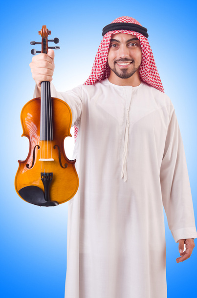 Hombre árabe tocando música
 - Foto, Imagen