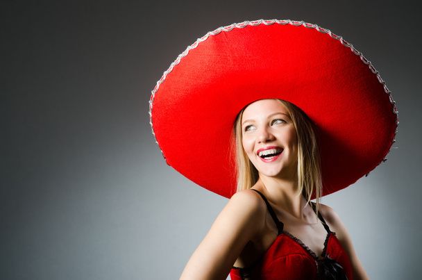 女性の身に着けているソンブレロの帽子 - 写真・画像