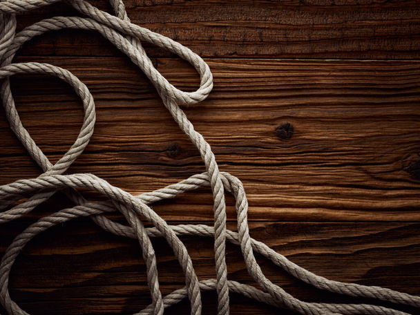 Ciemny vintage tło morskie ze starą liną konopi - Zdjęcie, obraz