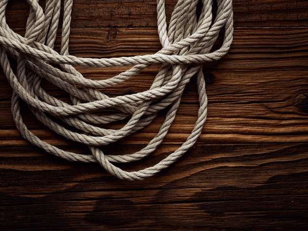 Темный винтажный морской фон со старой веревкой конопли - Фото, изображение