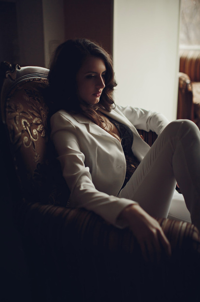 Όμορφη γυναίκα σε λευκό μόδας κοστούμι - Φωτογραφία, εικόνα