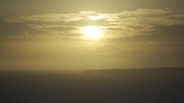 Video accattivante di una sagoma del faro contro un tramonto vibrante, che trasmette tranquillità al crepuscolo. - Filmati, video