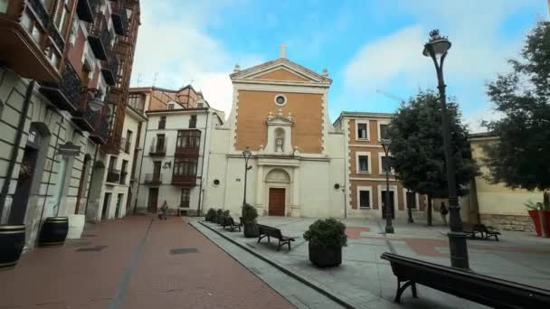 Valladolid, Hiszpania - 27 listopada 2023: Kościół Salvadoru w starym mieście Valladolid o zachodzie słońca, Hiszpania. Wysokiej jakości materiał 4k - Materiał filmowy, wideo