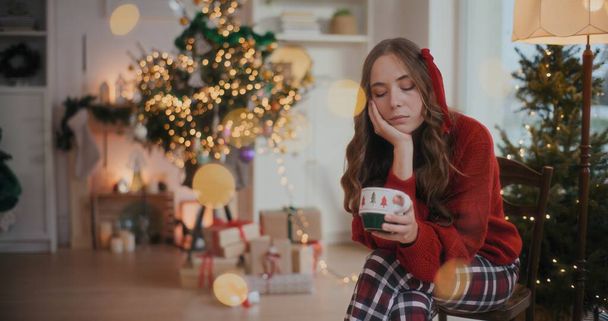Nainen tilalla kuppi kuumaa kahvia Nautitaan joulun vapaapäivät - Valokuva, kuva