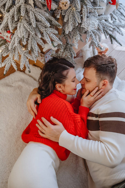 hermosa pareja cerca de árbol de Navidad en casa - Foto, Imagen