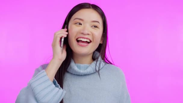 Mujer asiática, llamada telefónica y feliz por hablar en el estudio para la comunicación, el contacto y el chat de fondo. Estudiante japonés, niña gen z y teléfono inteligente para la conversación con sonrisa en la red móvil. - Metraje, vídeo
