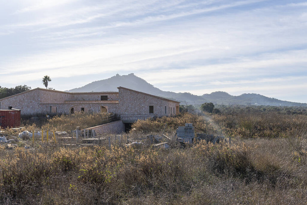 Πολυτελής εξοχική κατοικία υπό κατασκευή στο εσωτερικό του νησιού της Μαγιόρκα, ένα ηλιόλουστο πρωινό. Ισπανία - Φωτογραφία, εικόνα