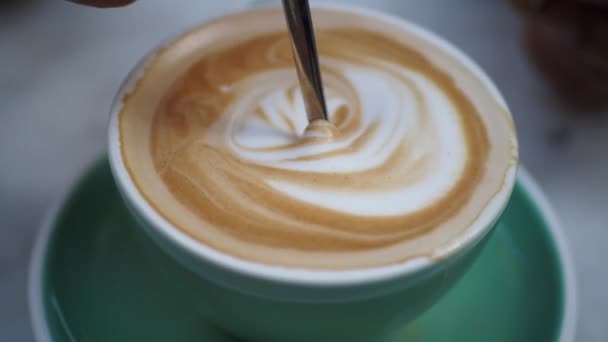 henkilö käsi sekoittaen kahvia lusikalla - Materiaali, video