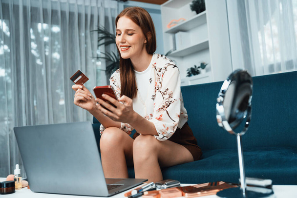 Fiatal boldog nő vásárolni termék online vásárlás otthon, miközben megrendeli tételek az internetről hitelkártyával online fizetési rendszer védi a lehető legnagyobb kiberbiztonság online áruház platform - Fotó, kép