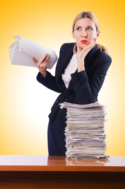 Geschäftsfrau mit vielen Papieren - Foto, Bild