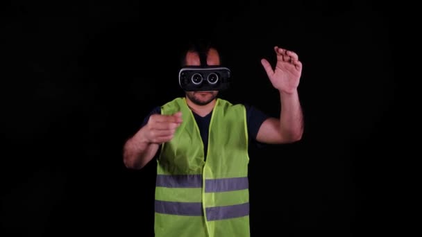 VR γυαλιά, ο άνθρωπος φοράει γυαλιά VR και γιλέκο εργασίας σχεδιάζει φανταστικά έργα - Πλάνα, βίντεο