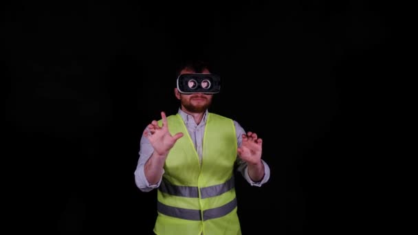 VR lasit, Mies yllään VR lasit ja työliivi kiinnittää kuvitteellisia hankkeita - Materiaali, video