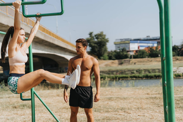 Healthy Fitness Friends in Park, Outdoor Workout and Pull Ups - Foto, Imagem