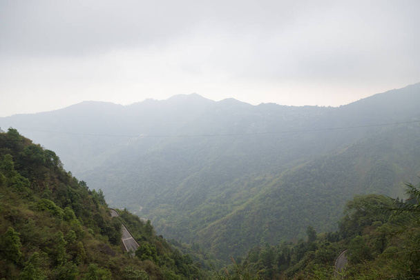 Vista majestosa das montanhas do Himalaia, rodeada por densas florestas verdes da floresta sencial.Tiro em darjeeling o pico mais alto de bengala ocidental. - Foto, Imagem