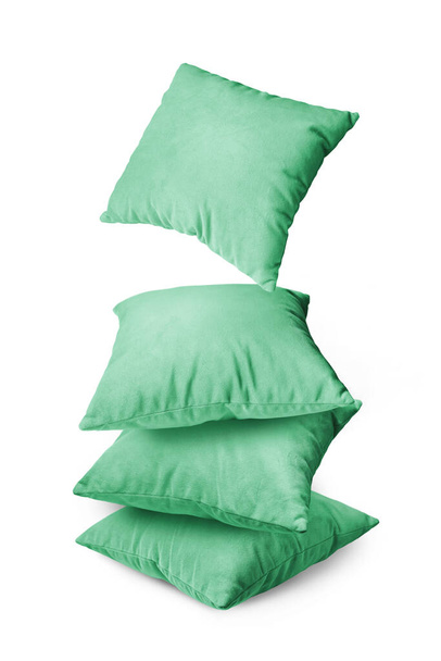 Стек зелених подушок ізольовано на білому тлі. купа декоративних подушок для сну та відпочинку, інтер'єр будинку, декор будинку. - Фото, зображення