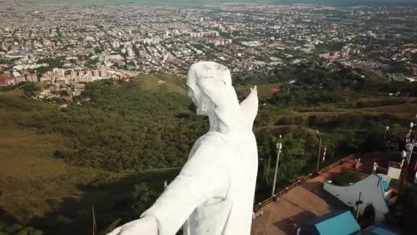 Αεροπλάνο μη επανδρωμένου αεροσκάφους του Κρίστο Ρέι στο Κάλι της Κολομβίας. Μια φωτογραφία του αγάλματος του Ιησού στο Κάλι. Υψηλής ποιότητας 4k πλάνα. - Πλάνα, βίντεο