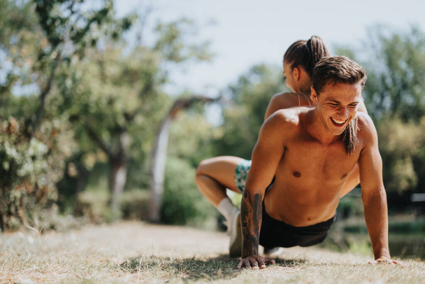 Exercício de casal ativo ao ar livre no parque, corpo apto, estilo de vida saudável e resultados positivos - Foto, Imagem