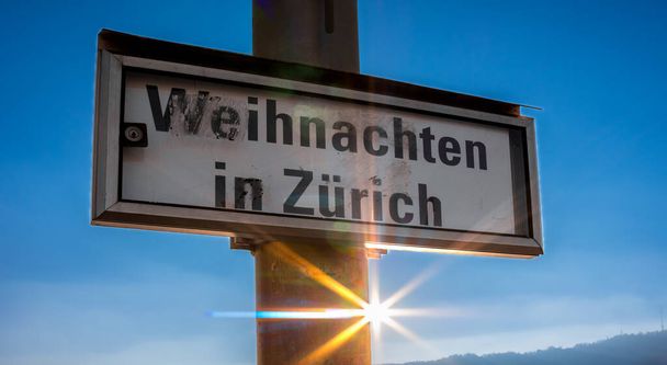 Signe allemand avec étoile solaire. Traduire en Français : Noël à Zurich - Photo, image