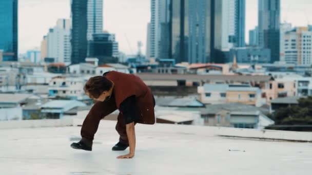 B-boy dans gösterisi profesyonel sokak dansçısı çatıda gökyüzü dövüşçüsüyle, şehir manzaralı. Çekici Asyalı hipster enerjik adımlar atıyor. Aktif break dans. Açık hava sporu 2024 hiphop.. - Video, Çekim