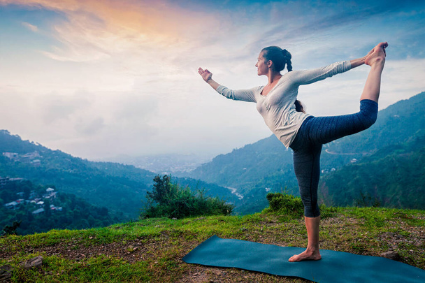 Donna che fa yoga asana Natarajasana - Signore della posa danza all'aperto a cascata in Himalaya
 - Foto, immagini