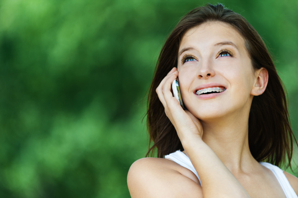 genç kadın konuşan telefon - Fotoğraf, Görsel