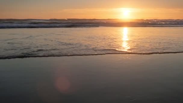 Sonnenuntergang am Atlantik mit wogenden Wellen am Strand von Fonte da Telha, Costa da Caparica, Portugal - Filmmaterial, Video
