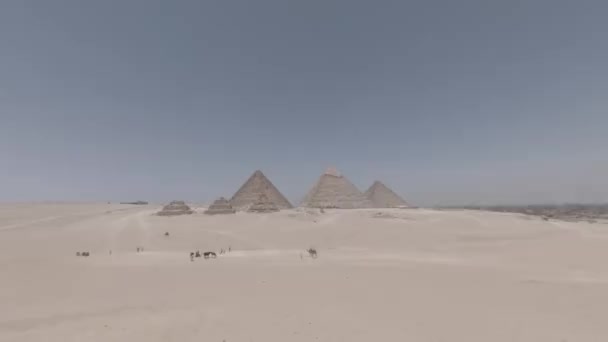 Drohnenaufnahmen der Pyramiden von Gizeh aus der Wüste in Ägypten. Farbabstufung im Log, um die Bearbeitung zu ermöglichen.  - Filmmaterial, Video