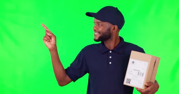 Boldog fekete ember, doboz és rámutatva a zöld képernyőn lista, prezentáció vagy info a stúdió háttér. Portré afrikai férfi személy, szállító vagy futár srác show step or menu on mockup space. - Felvétel, videó