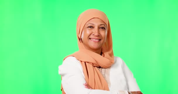 Pantalla verde, musulmana y mujer en hijab con una sonrisa, mentalidad feliz y felicidad de modelo islámico en el estudio. Retrato, eid mubarak y rostro de persona riendo con fe, religión e Islam. - Metraje, vídeo