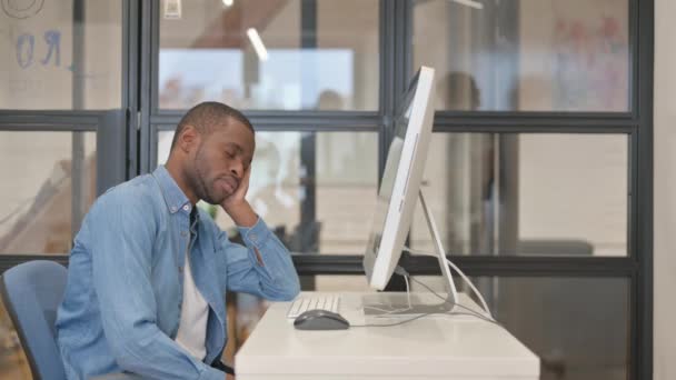 stanco africano uomo d'affari dormire in ufficio - Filmati, video