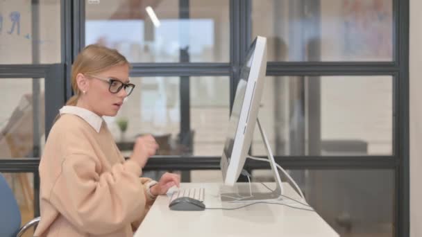 Tos mujer joven usando escritorio en la oficina - Metraje, vídeo