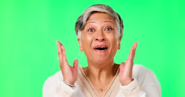 Πρόσωπο, ουάου και έκπληξη με μια γυναίκα σε ένα πράσινο φόντο οθόνη στο στούντιο επευφημίες ένα επίτευγμα. Πορτρέτο, κίνητρο ή εορτασμός με μια ευτυχισμένη ηλικιωμένη γυναίκα να επευφημεί το chromakey mockup. - Πλάνα, βίντεο
