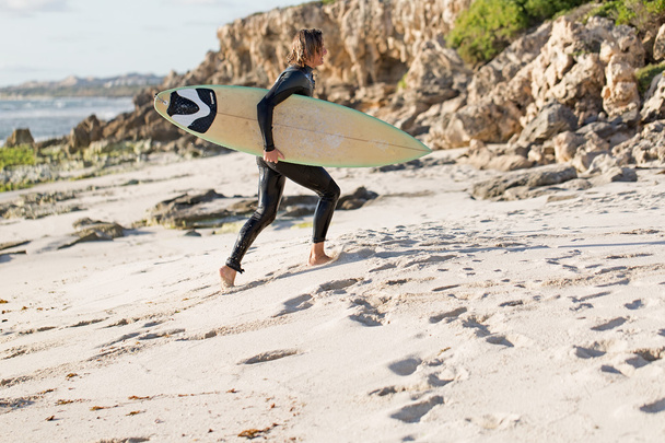 Surfing makes me feel alive - Foto, imagen