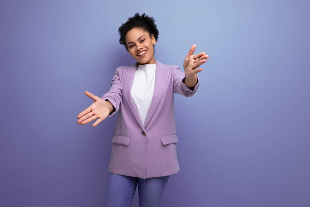 молодая успешная латиноамериканка, одетая в лиловый пиджак, изолированный студийный фон с копировальным пространством. - Фото, изображение