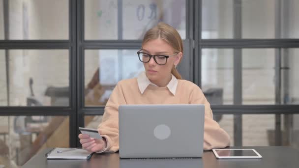 Jeune femme Shopping en ligne sur ordinateur portable au bureau - Séquence, vidéo