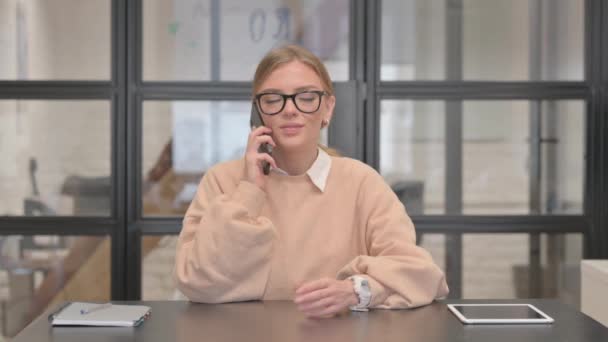 jovem mulher falando no telefone no escritório - Filmagem, Vídeo