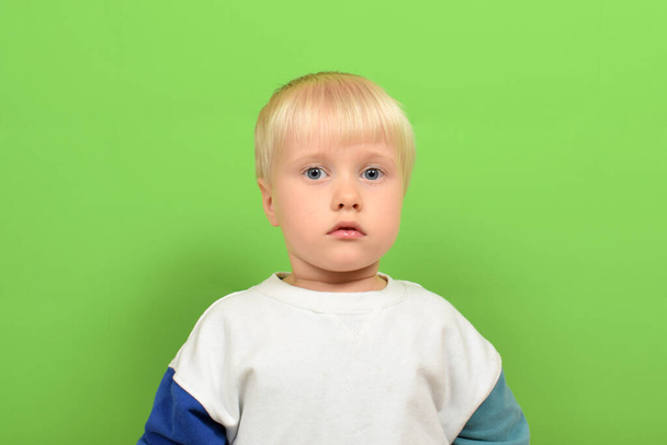 πορτρέτο ενός χαριτωμένου αγοριού με ξανθά μαλλιά - Φωτογραφία, εικόνα