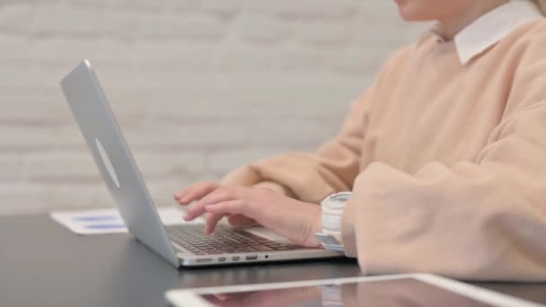 Primer plano de las manos femeninas escribiendo en el ordenador portátil - Imágenes, Vídeo