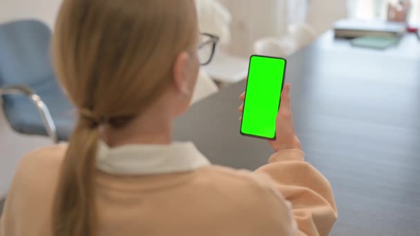 Kobieta korzystająca z telefonu z zielonym ekranem - Materiał filmowy, wideo