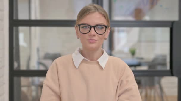 Portrait de jeune femme souriante au bureau - Séquence, vidéo