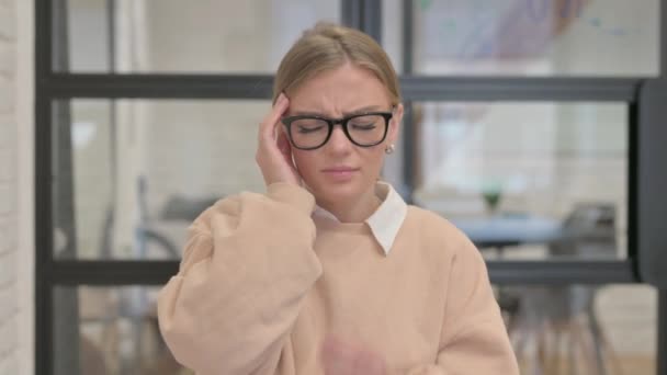 Retrato de mujer joven con dolor de cabeza en la oficina - Imágenes, Vídeo