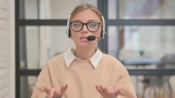 Retrato de mujer joven con auriculares hablando con el cliente - Imágenes, Vídeo
